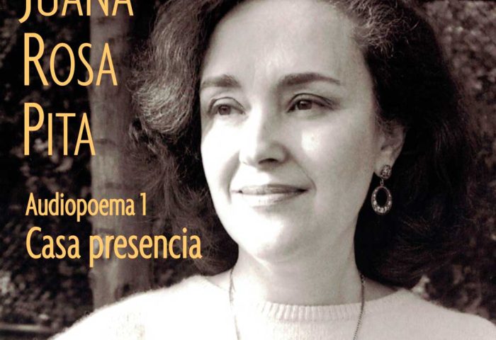 Juana Rosa Pita con pared de fondo.