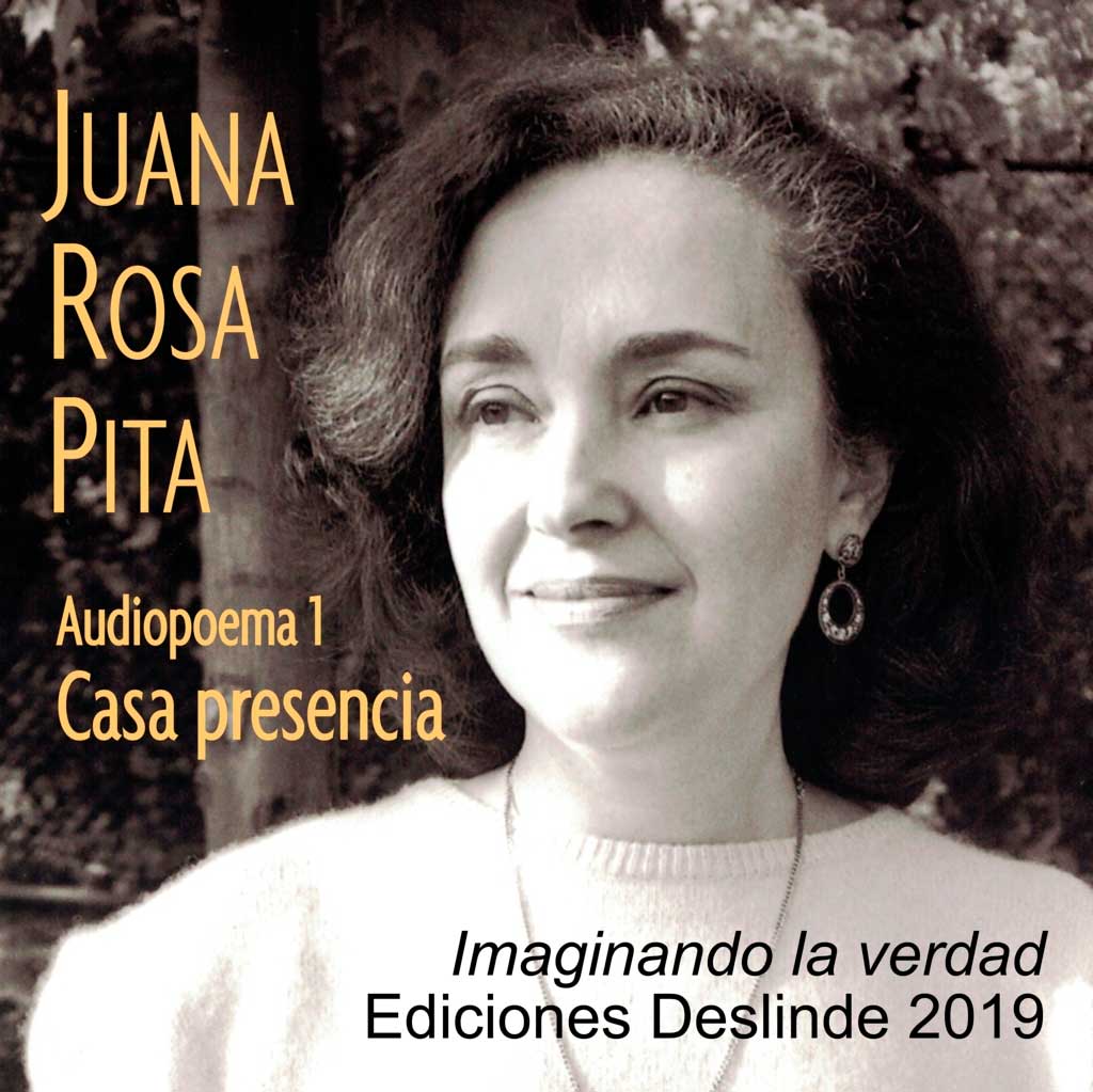 Juana Rosa Pita con pared de fondo.