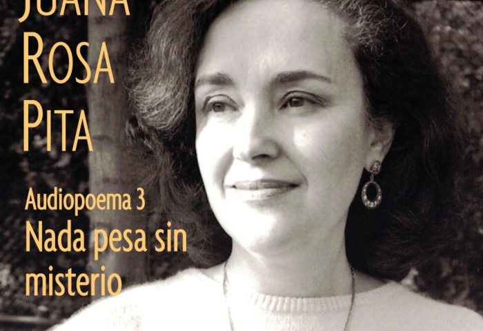 Juana Rosa Pita con pared de fondo.