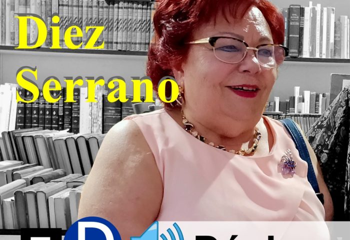 La poeta Isabel Díez Serrano junto a un anaquel lleno de libros