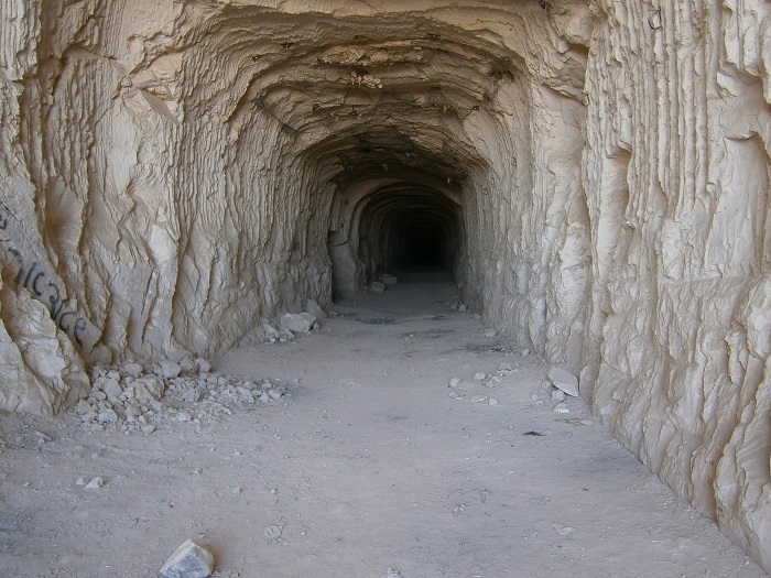 Túnel cavado en la roca.