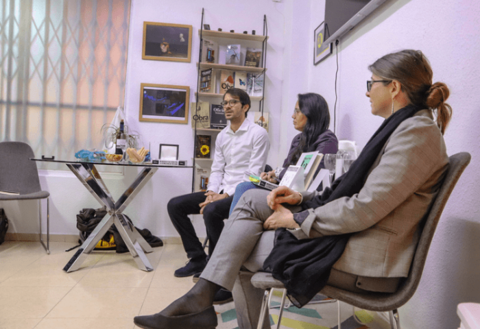 Lester Álvarez, Luz Escobar y Micaela Hierro durante la Tertulia Deslinde.