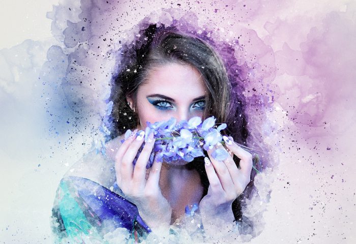 Figura femenina oliendo flores.