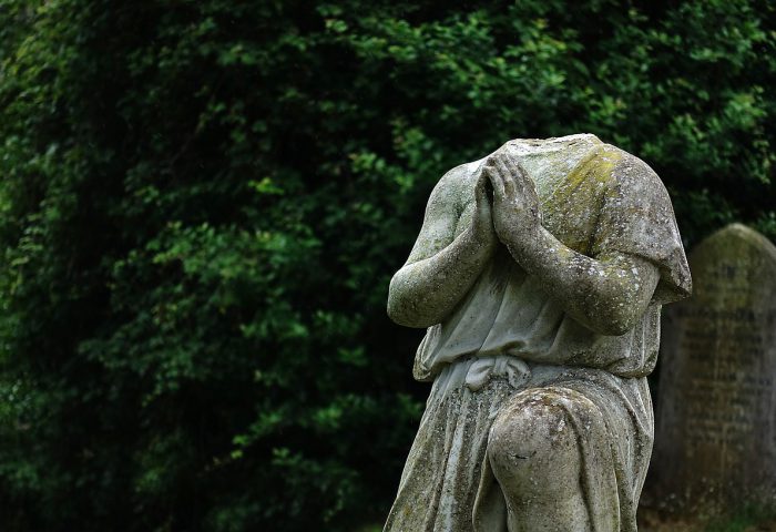 Estatua sin cabeza en acción de clamar.