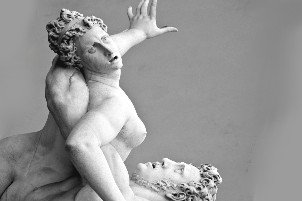 Pareja de estatuas hombre y mujer, que forcejean.