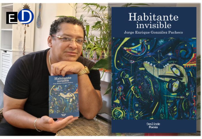 El escritor Jorge Enrique González Pacheco mostrando su libro "Habitante invisible" (Ed. Deslinde, Madrid, 2020).