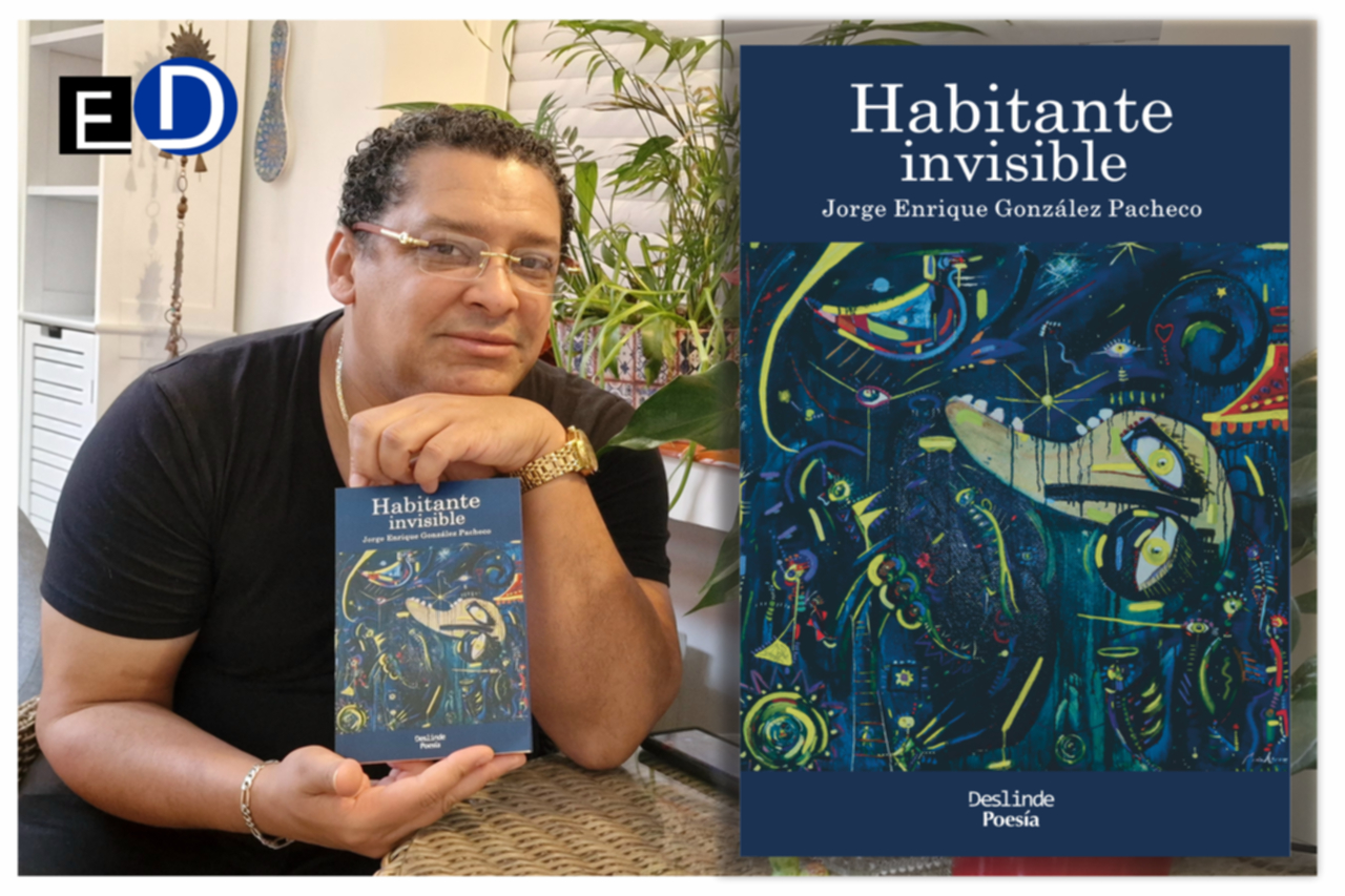 El escritor Jorge Enrique González Pacheco mostrando su libro "Habitante invisible" (Ed. Deslinde, Madrid, 2020).