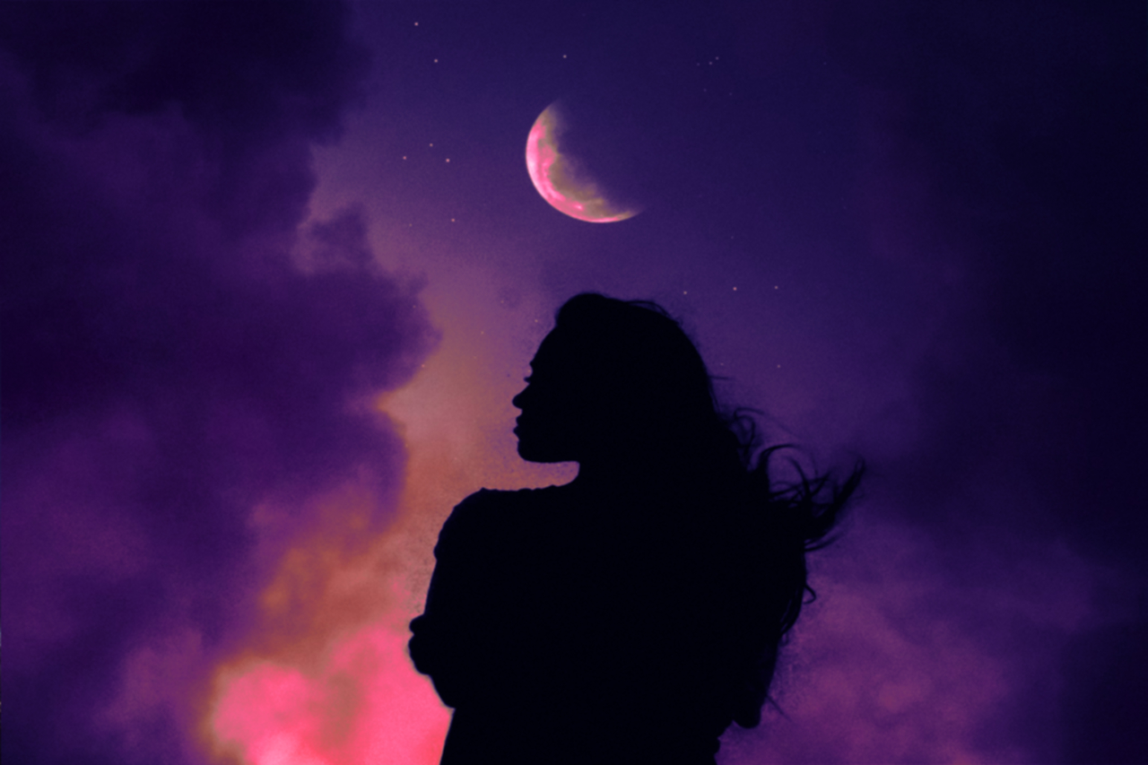 Silueta de mujer bajo la luna.