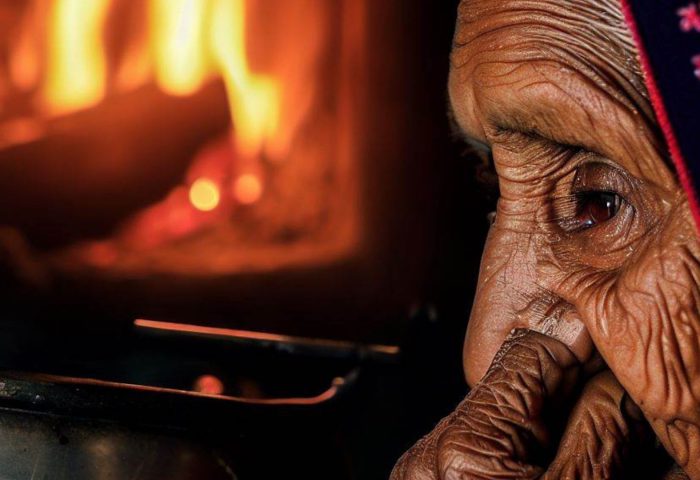 Imagen de anciana junto al fuego para usar en el poema "Mujer junto al fogón", del libro "Al desandar los pasos"(Ed. Deslinde, Madrid, 2023).