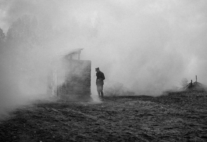 Soldado entre la niebla y el barro, para usar en el texto "Pasan los ejércitos", del libro "La doliente humanidad" (Ed, Deslinde, Madrid, 2022), de Hugo Alejandro Diez Guzmán.