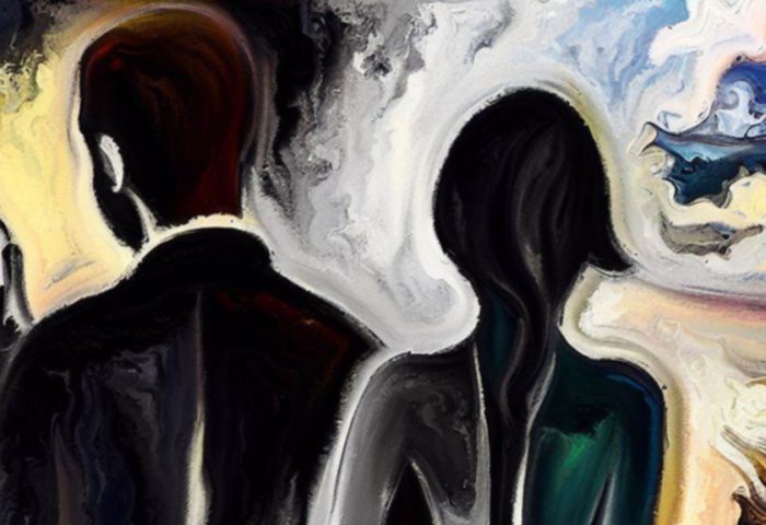 Hombre y mujer de espaldas.