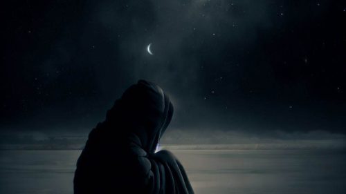 Silueta de mujer bajo la noche.